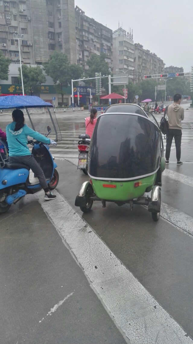 路上看到的蛋壳车,经朋友圈指正,这叫mini甲壳虫