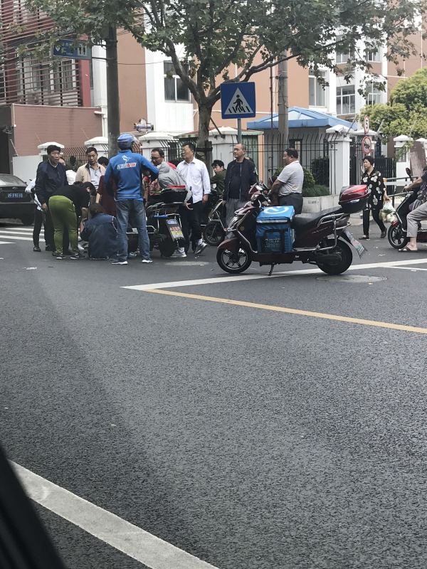 外卖骑车手机看,暴走一族马路他开的.