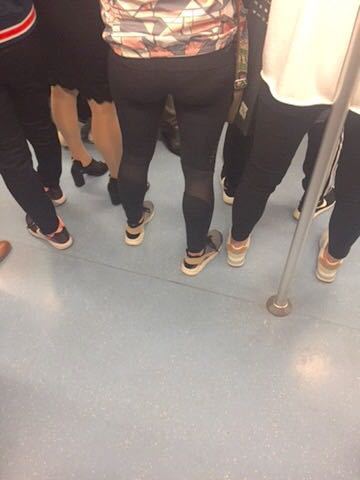 下班地铁看到大屁股洋妞穿健身紧身裤,太性感了