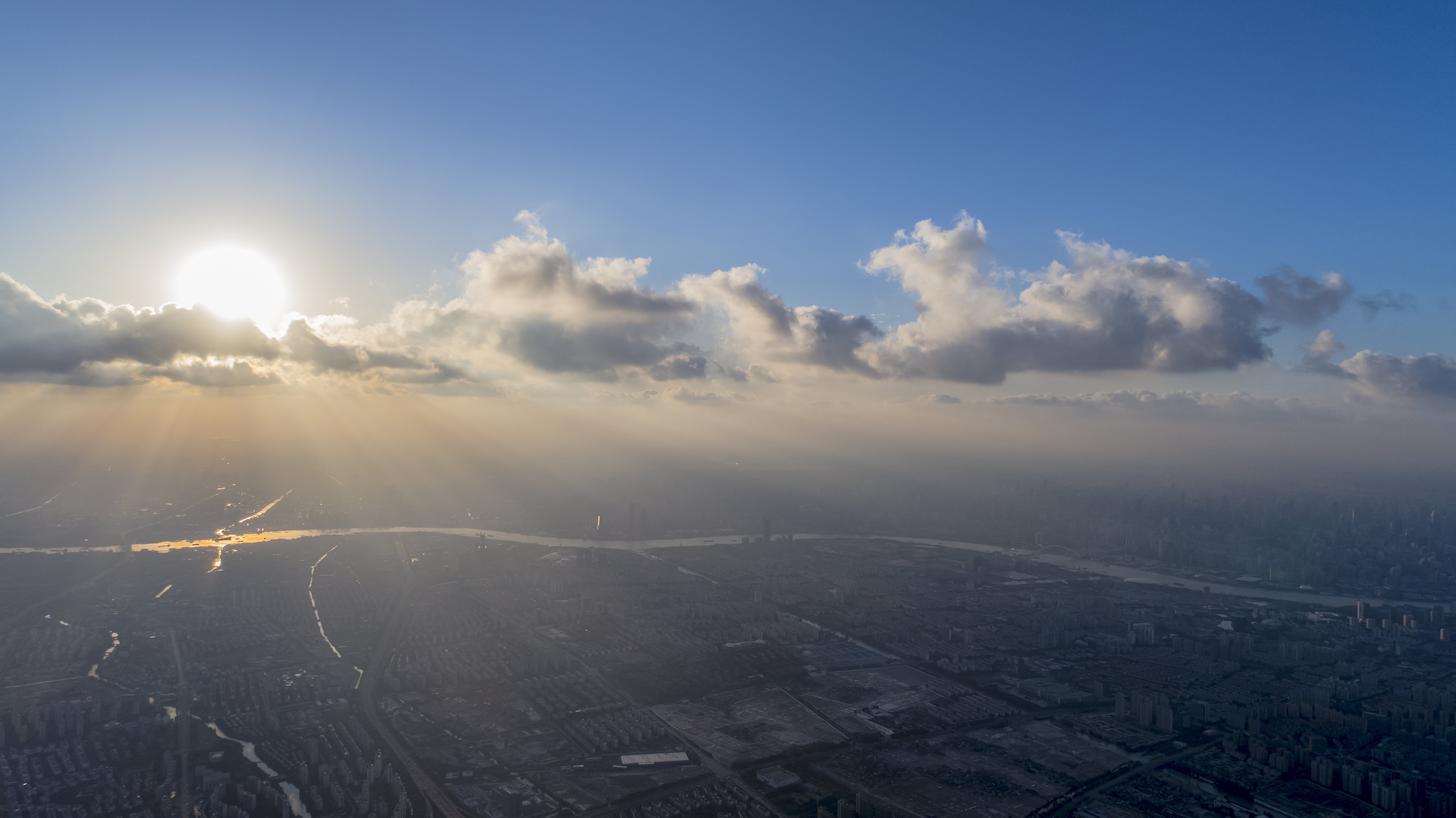 万道金光闪耀上海市