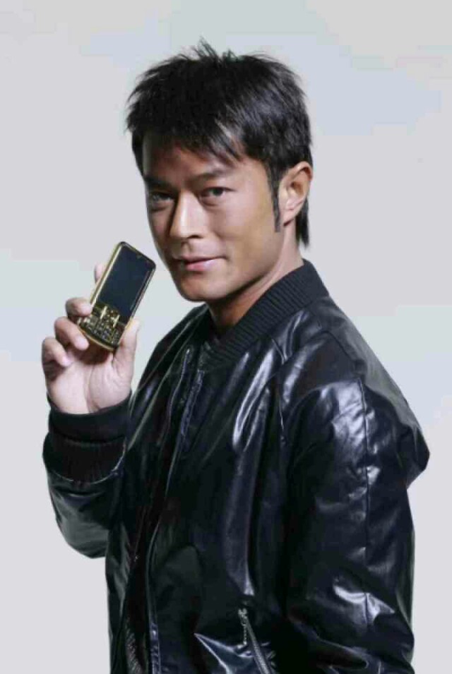 古天乐还在用八年前的索爱手机