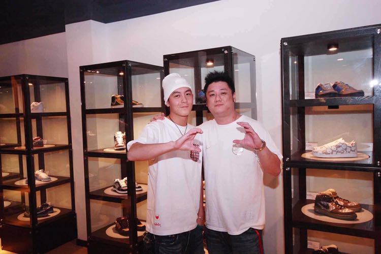 现在男屌丝流行这个拍照姿势?_kds宽带山