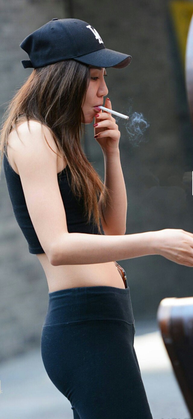 漂亮女生抽烟 女神图片