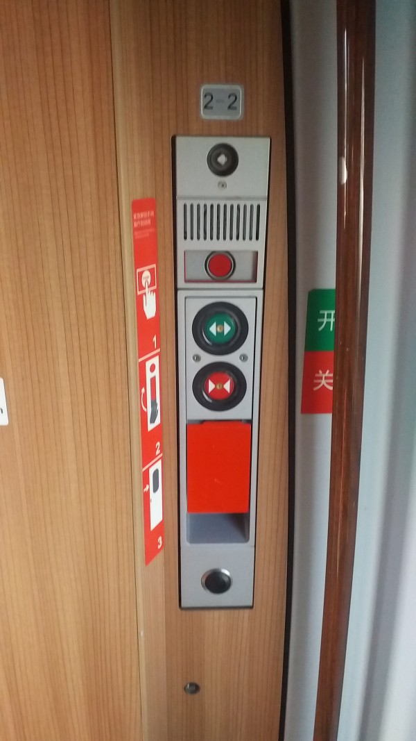 为啥ice上的门按钮是乘客自己开关的,而国内是司机统一开关的!