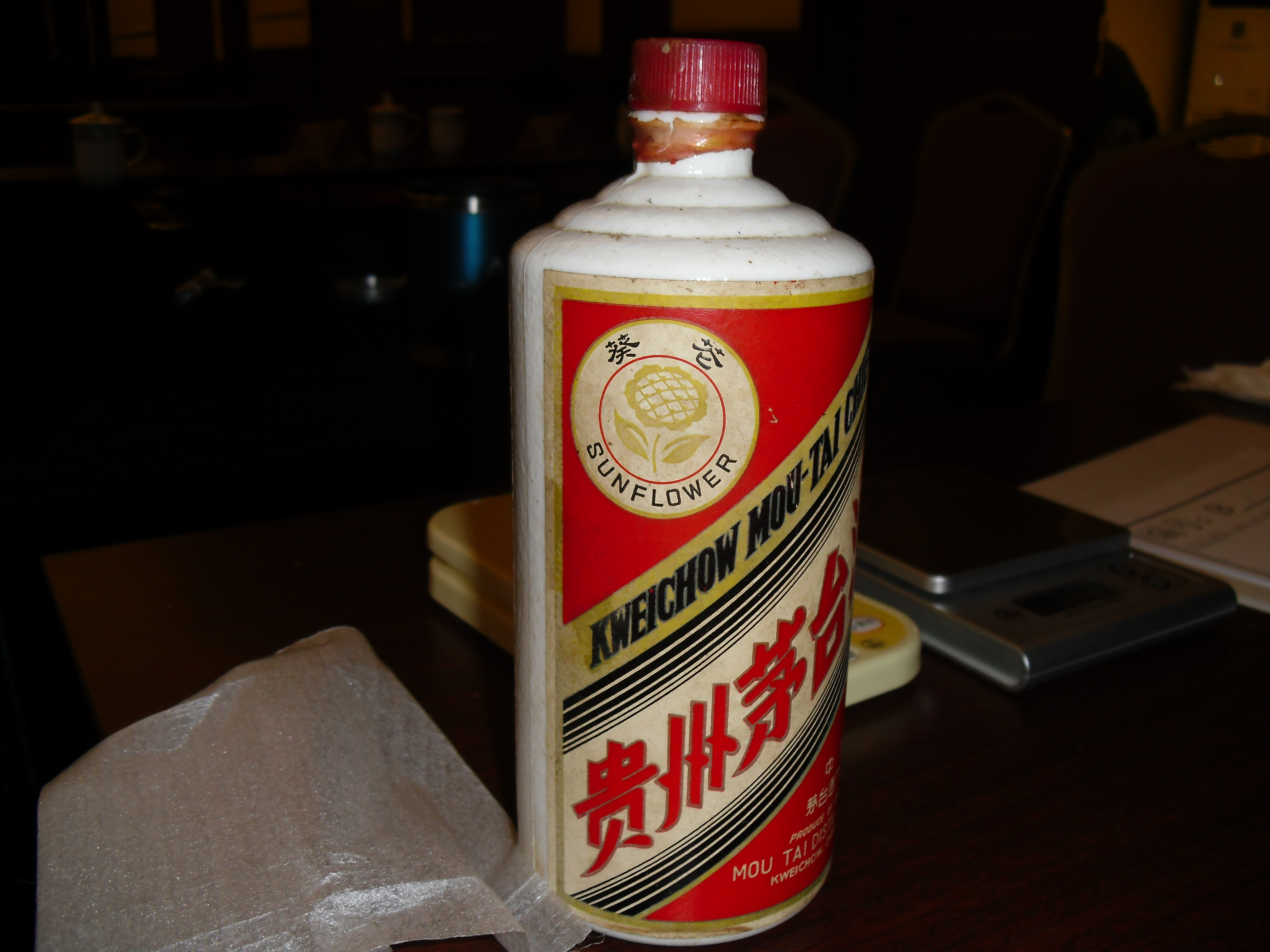 爸妈家意外翻出八瓶二十年前的茅台