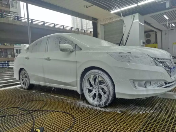 同样的洗车液,同样用机洗,这效果很不错的样子