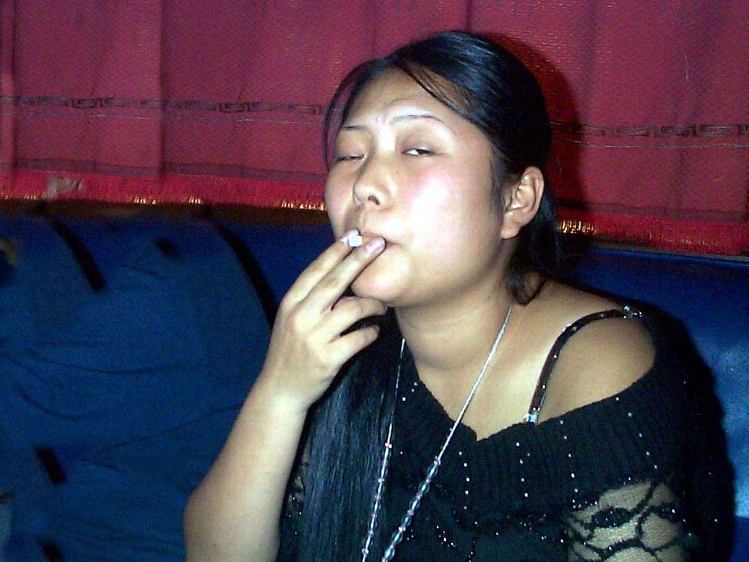 三十里铺抽大烟的女人图片