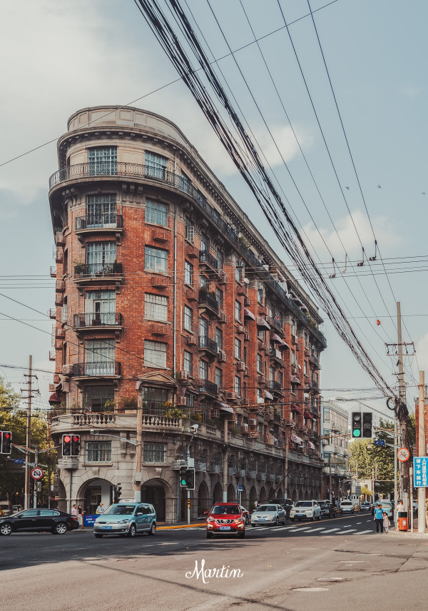 诺曼底大楼,电车线路上的音符完美的诠释了这个画面.