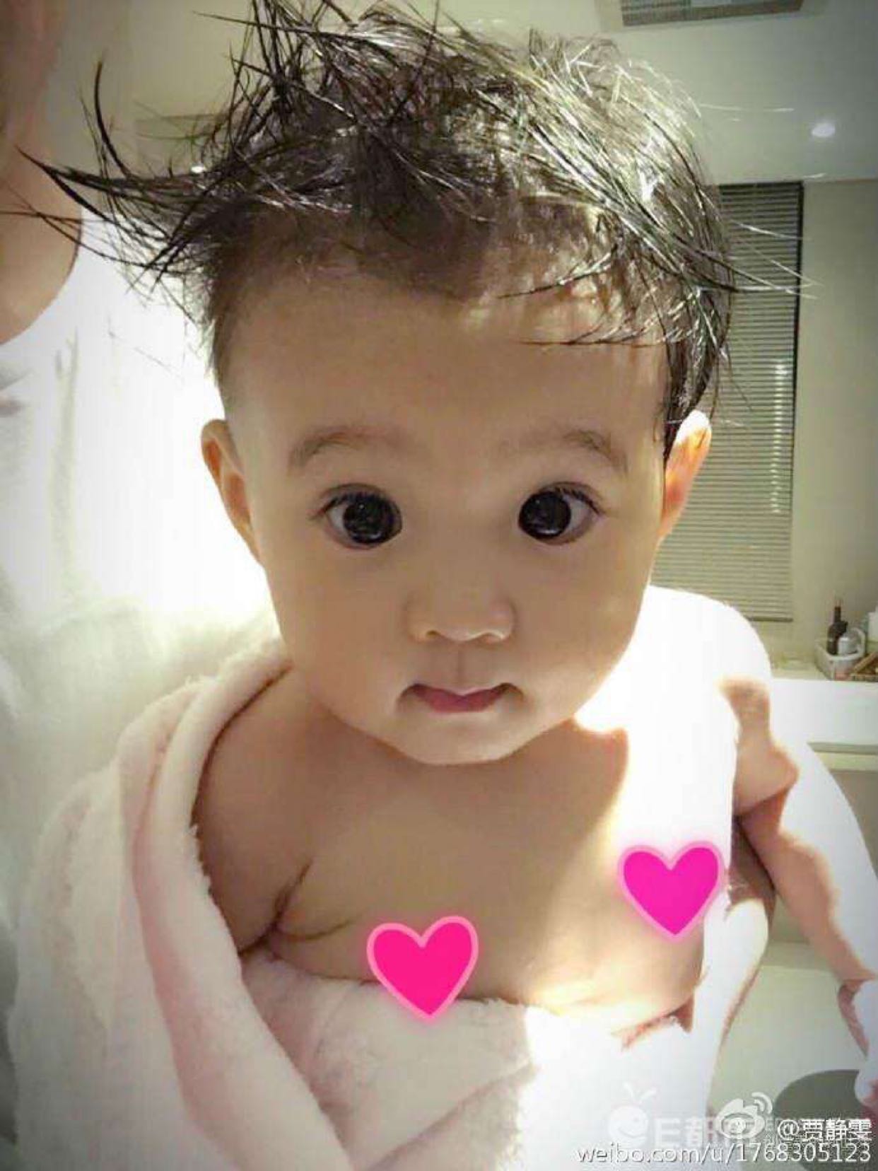 布布贾静雯四十之后生的,漂亮伐?人家身体素质好,基因好