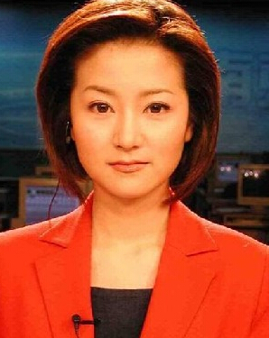 东方卫视女主播李菡的下巴是不是歪了?