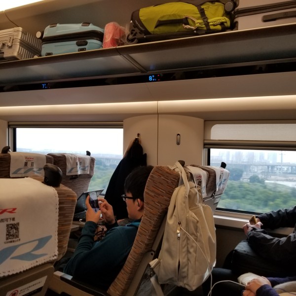 行李架确实小.这次把箱子放在车厢连接处了.