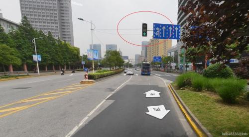 被邯郸路地面靠近国定路一个红绿灯坑了