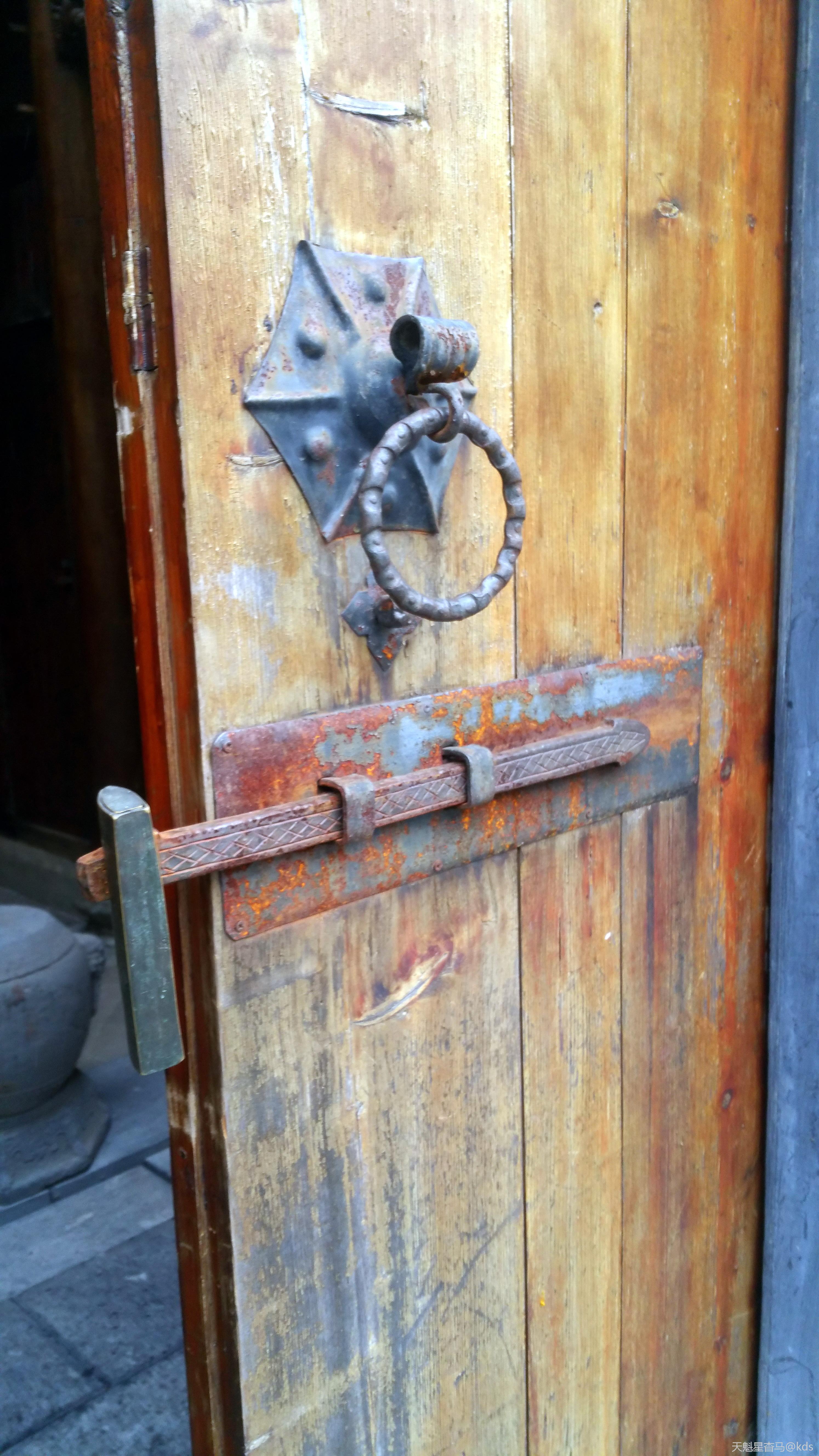 门的特写,感觉门环一般,不如潮州的精细.