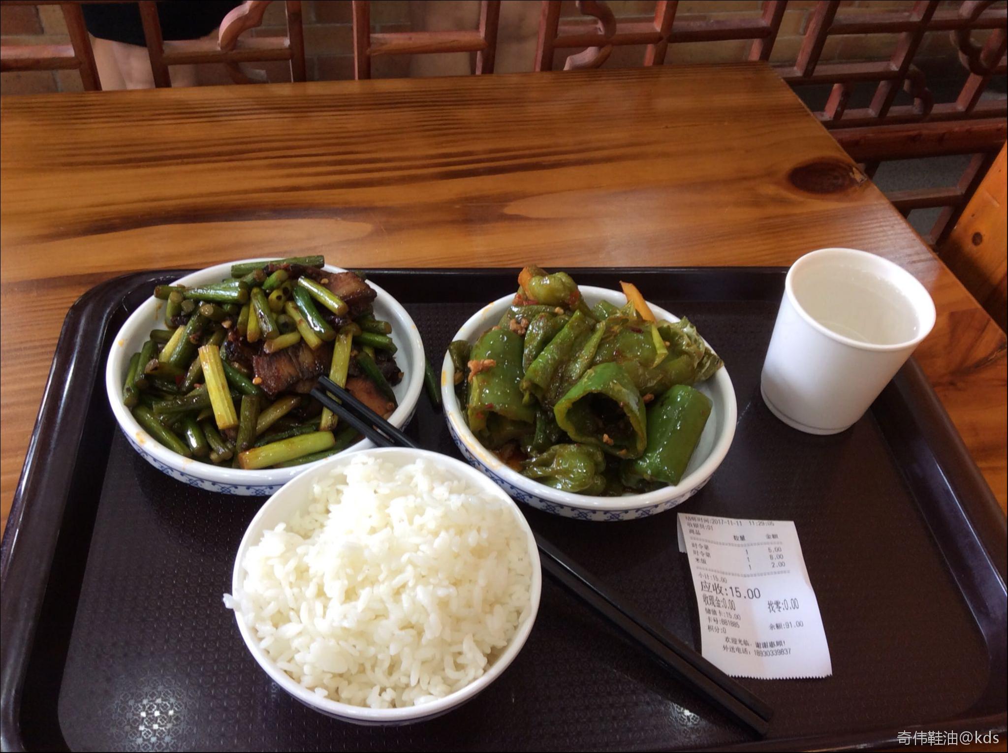 寒冷的冬夜,一个人又来吃饭了