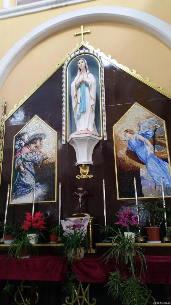 右侧的圣母玛利亚像.