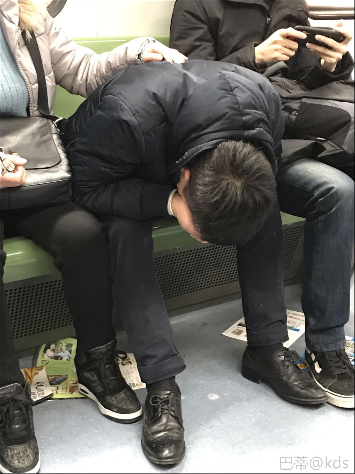麻痹的喝多了上地铁也不知道拿个塑料袋,一边嚷嚷要吐了一边往地上吐