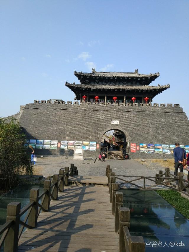 古城扬州的美,是江南比较有特色的.