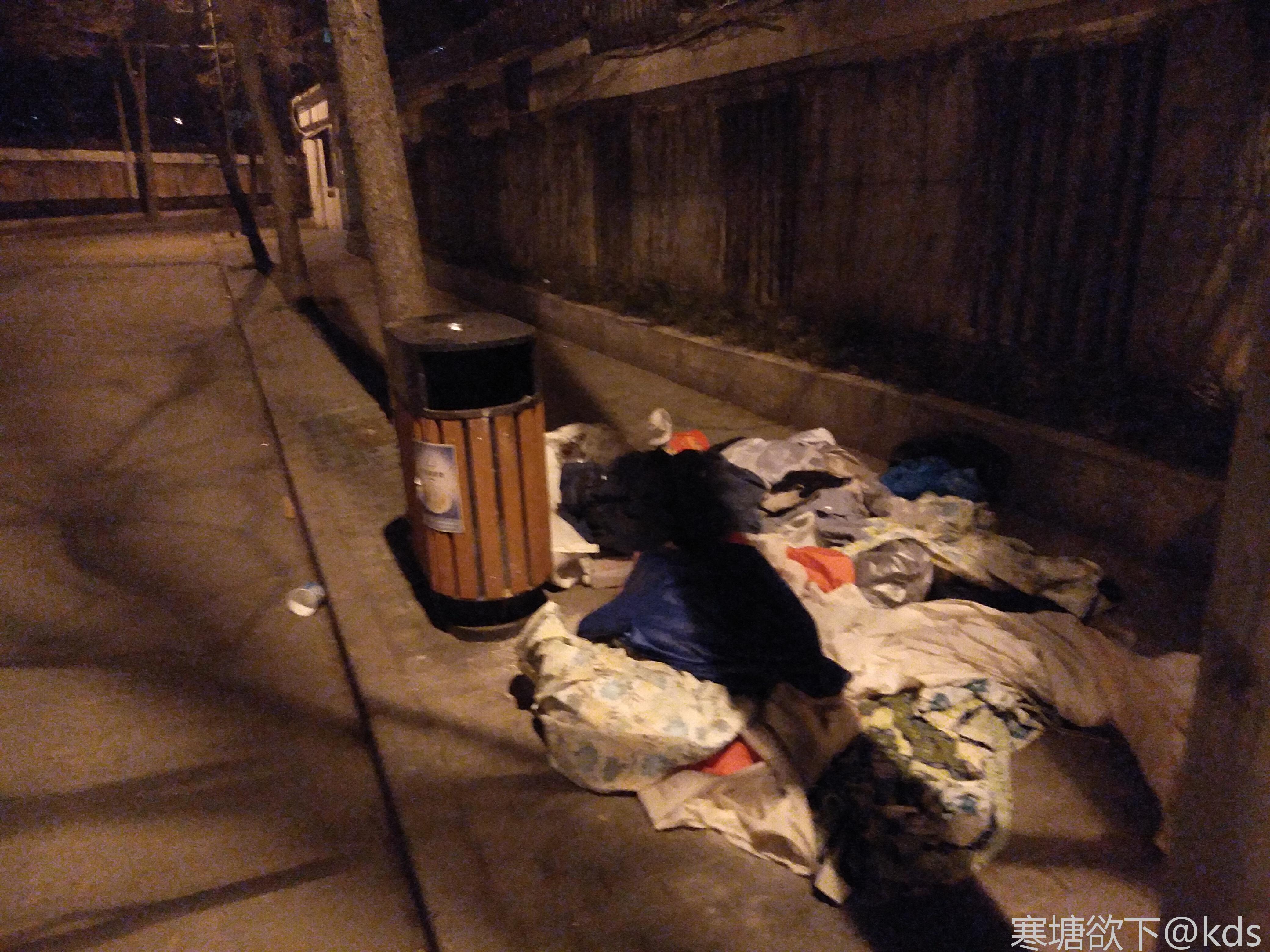 晚上刚刚白相好回家,路上看到这样,只是辛苦了起早的环卫工了