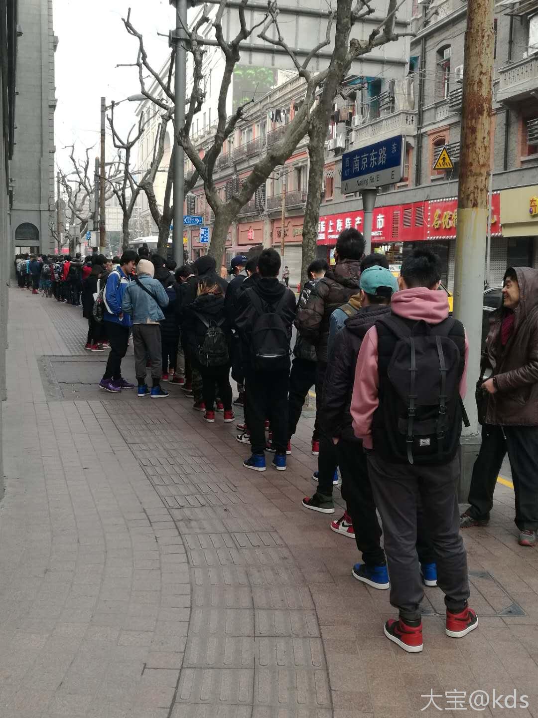 都着急赶点上班,队伍中甚至有人拿着世博会那种马扎坐着玩手机排队