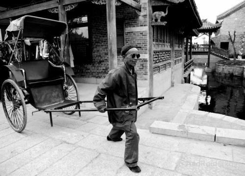 一样,而且那时宽阔的大马路也只有一两条,黄包车车夫都是穿街走巷的