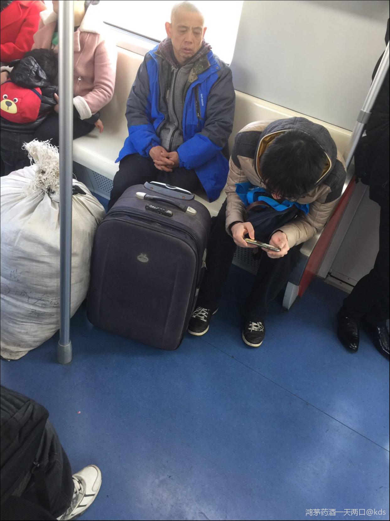 一大早在地铁闻到股烟味