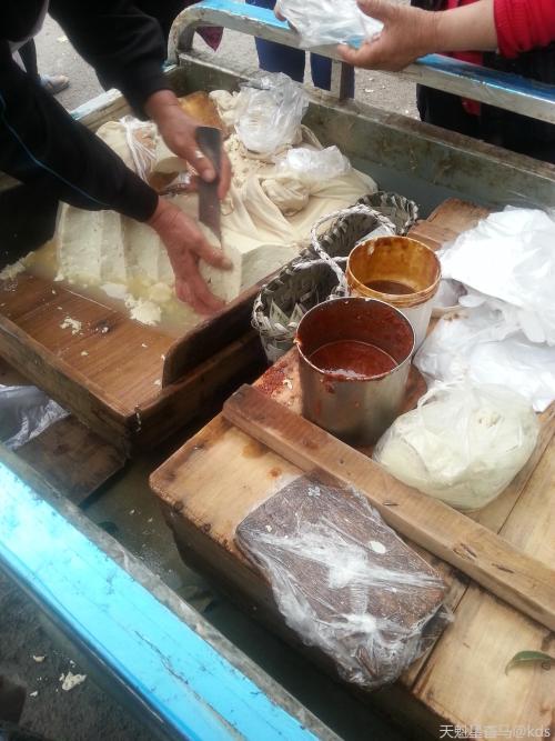 马路上随便开过来一辆三轮车,就能当街卖豆腐,不过味道还是可以的