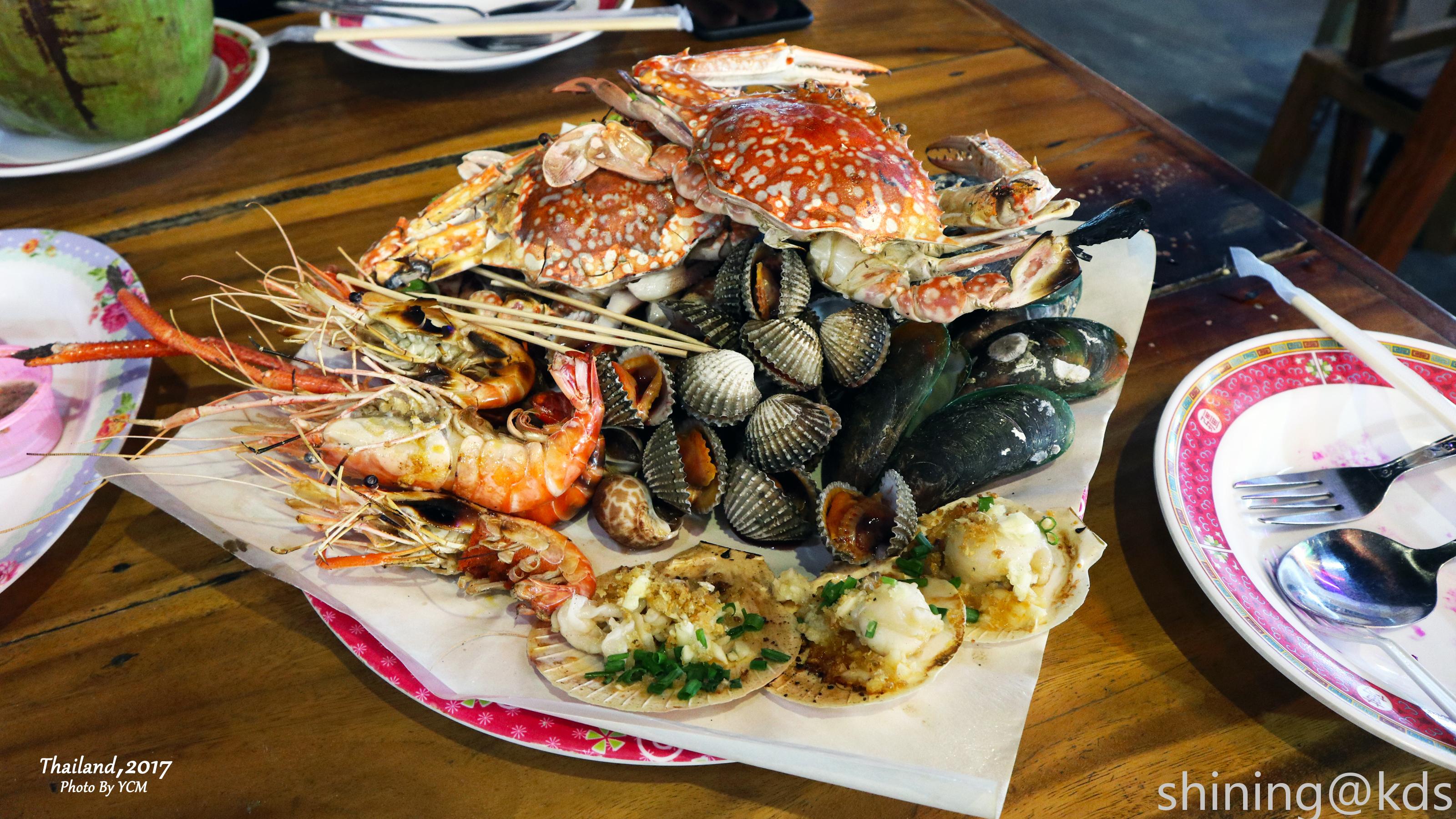 泰国清迈吃烤海鲜,吃了6只虾2个螃蟹1盘蛤蜊,吃饱结账时懵了!