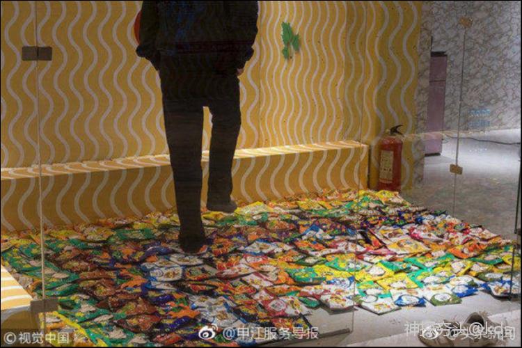 另类展览!观众可疯狂踩泡面解压