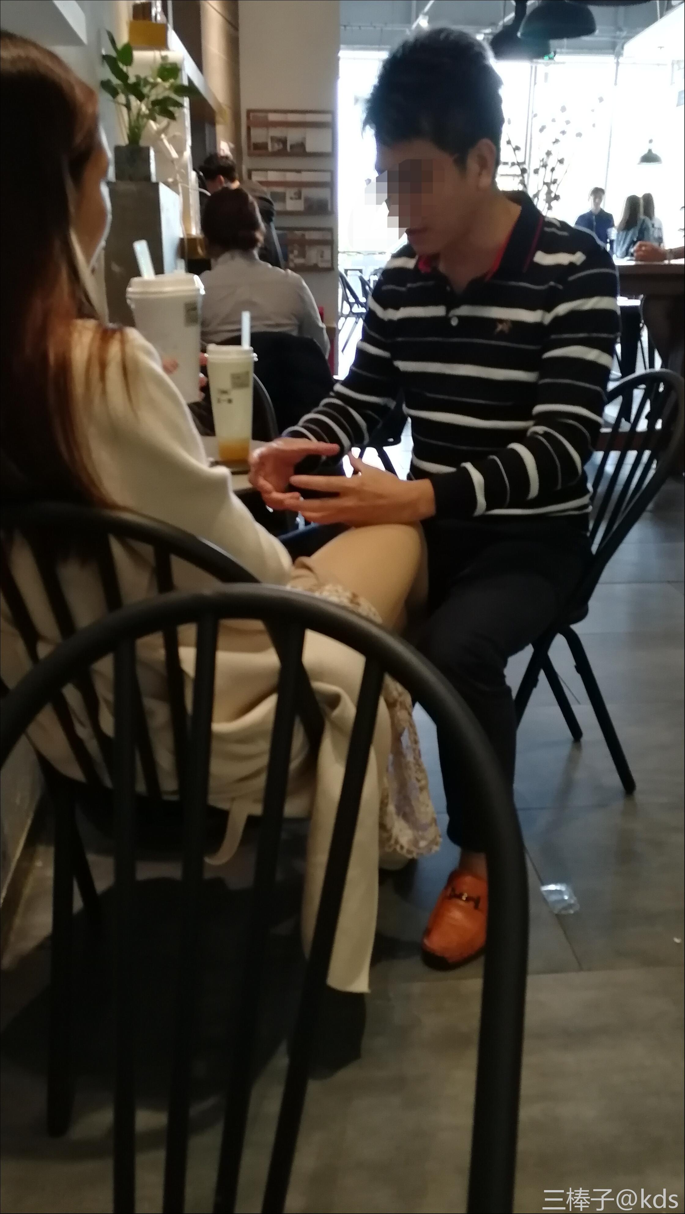 星巴克美女的不雅举动