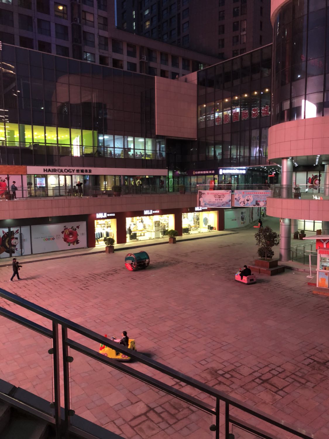 商场空空荡荡的