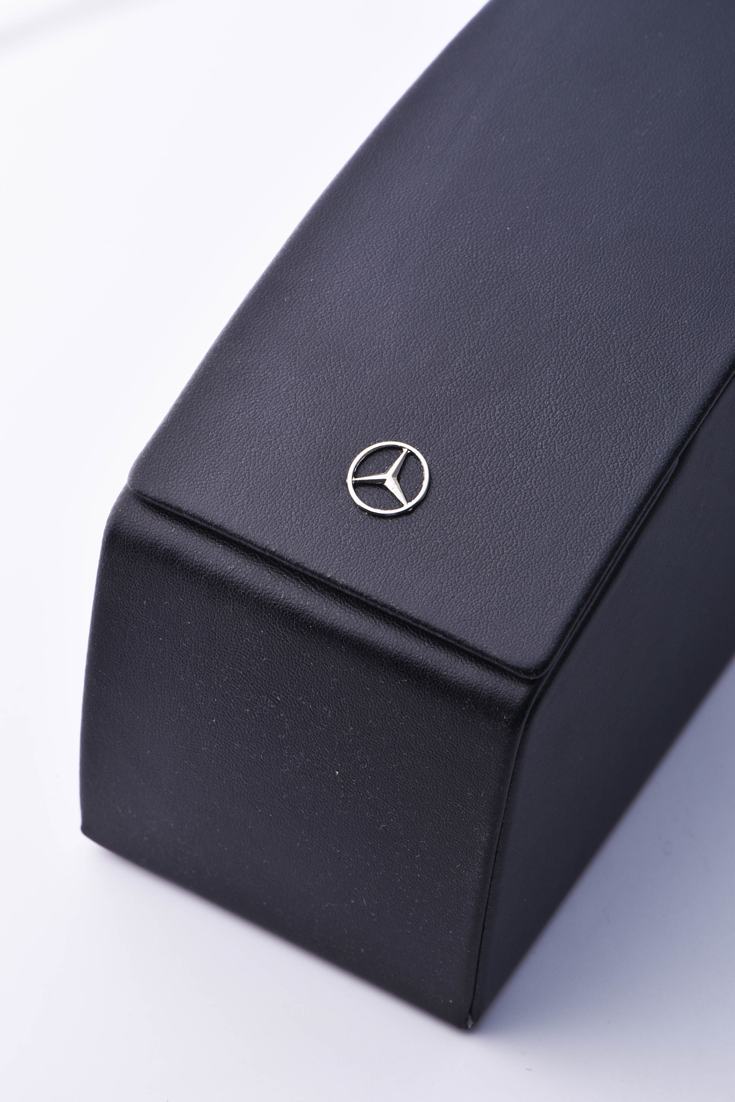 出一幅奔驰太阳镜