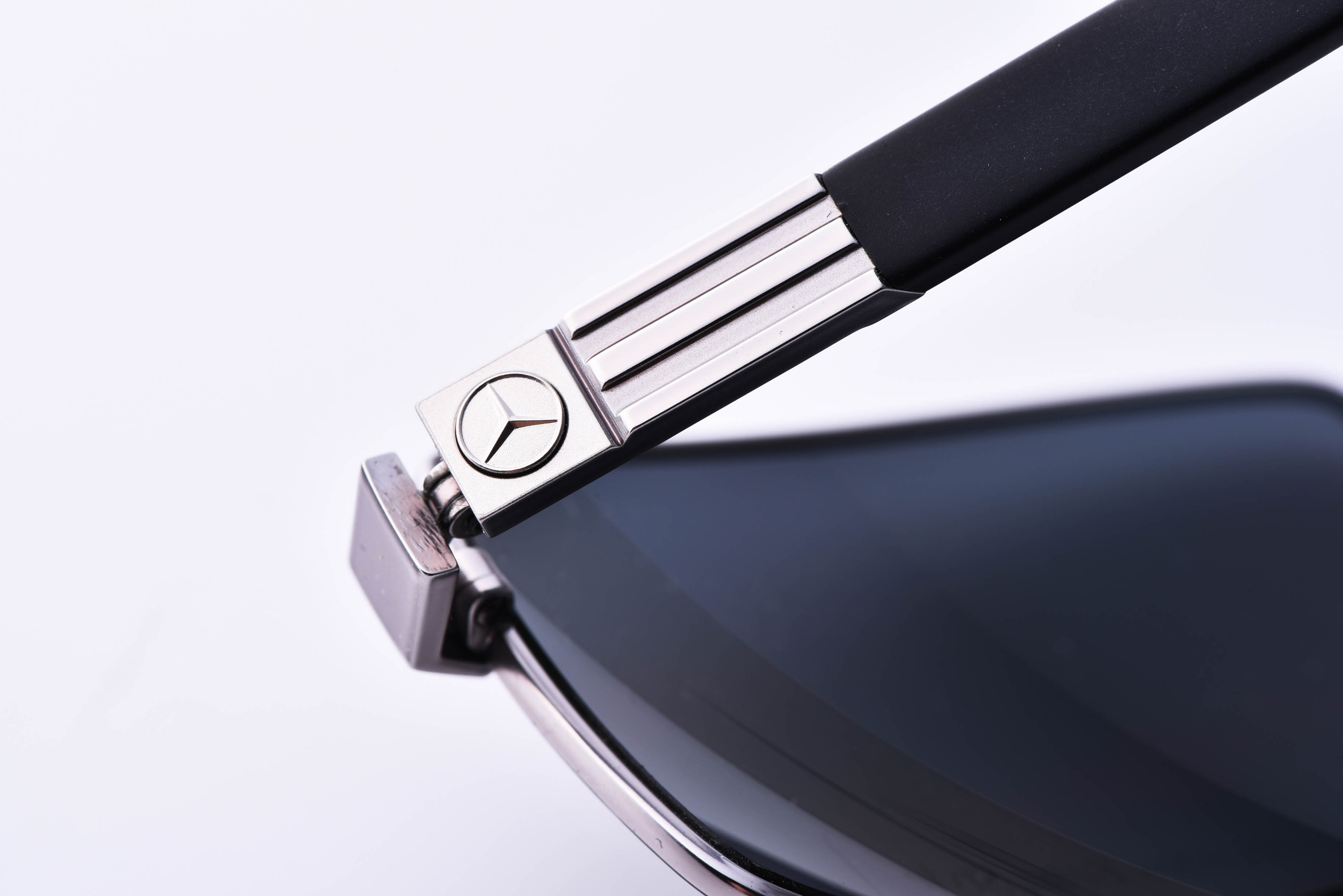 出一幅奔驰太阳镜