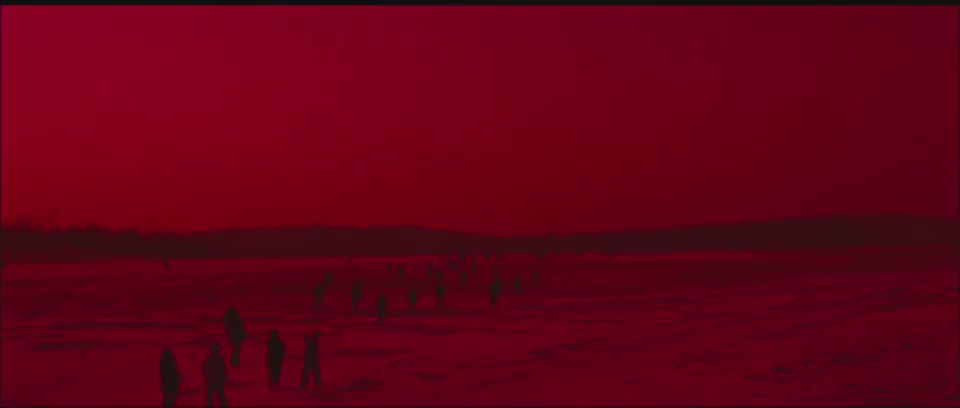 电影在一片红色画面中结束,全剧终