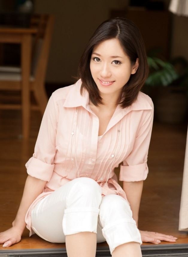 周瑜在新闻坊穿的最性感开放的一套服装,紫色纱衣