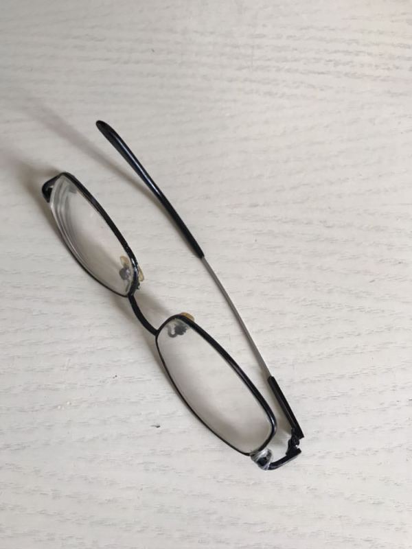 眼镜一只脚断特了