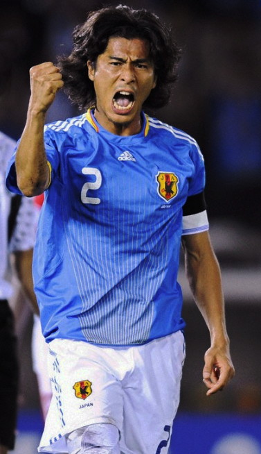 日本国家队是不是额外出钱请设计师设计队服的?