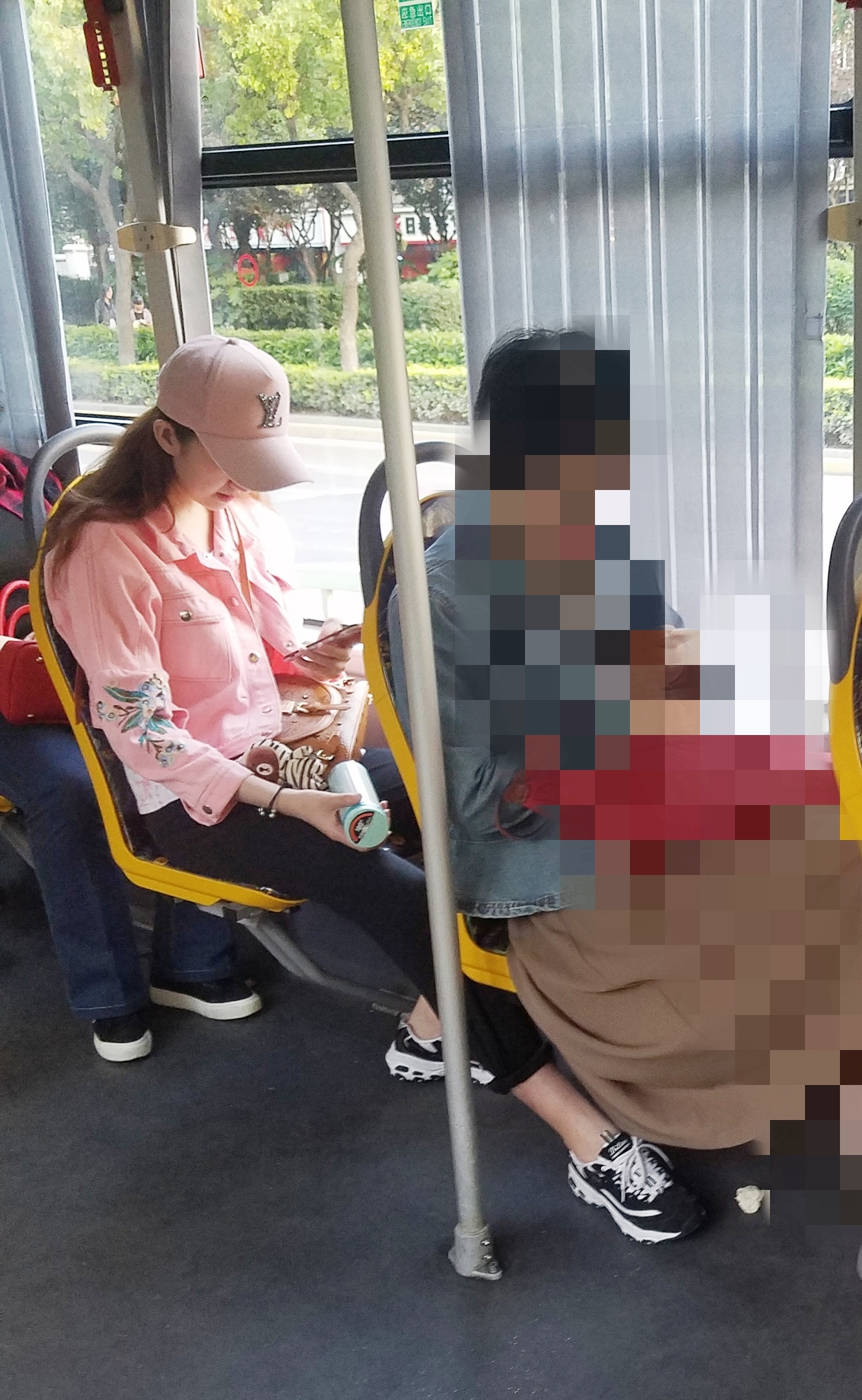 公交车上看到一个气质美少女.