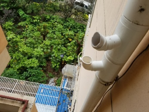 上次空调排水管没装好,再装一次