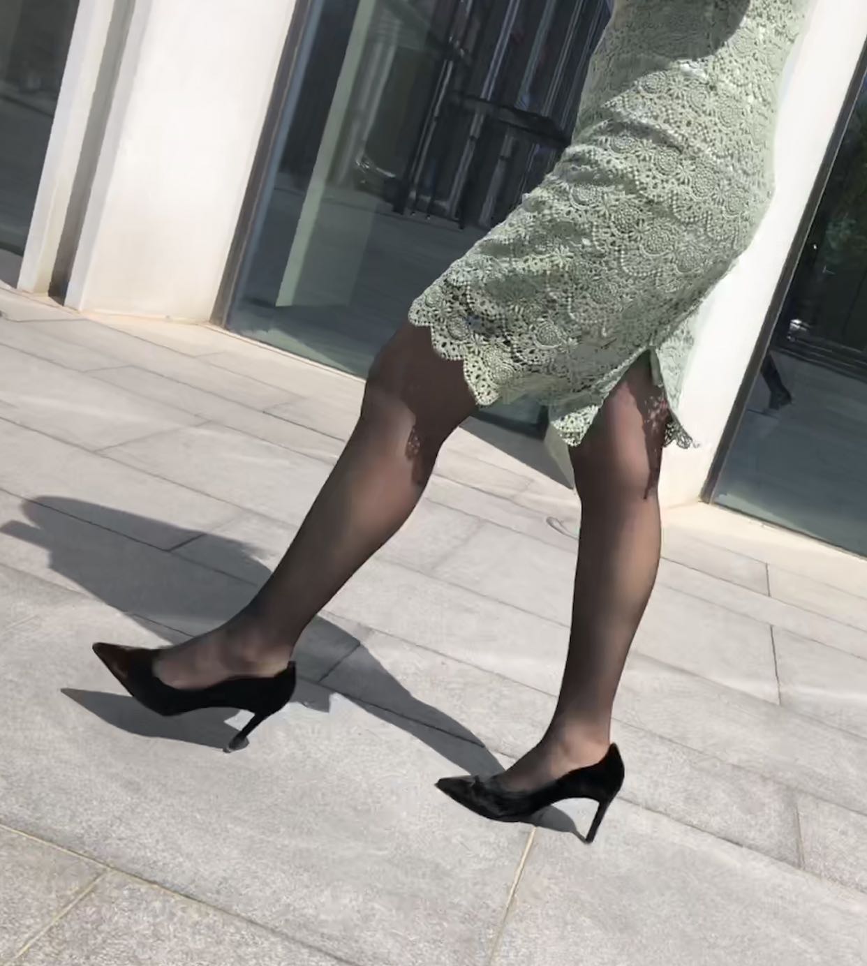 黑高跟黑丝白领熟女紧急外出办事