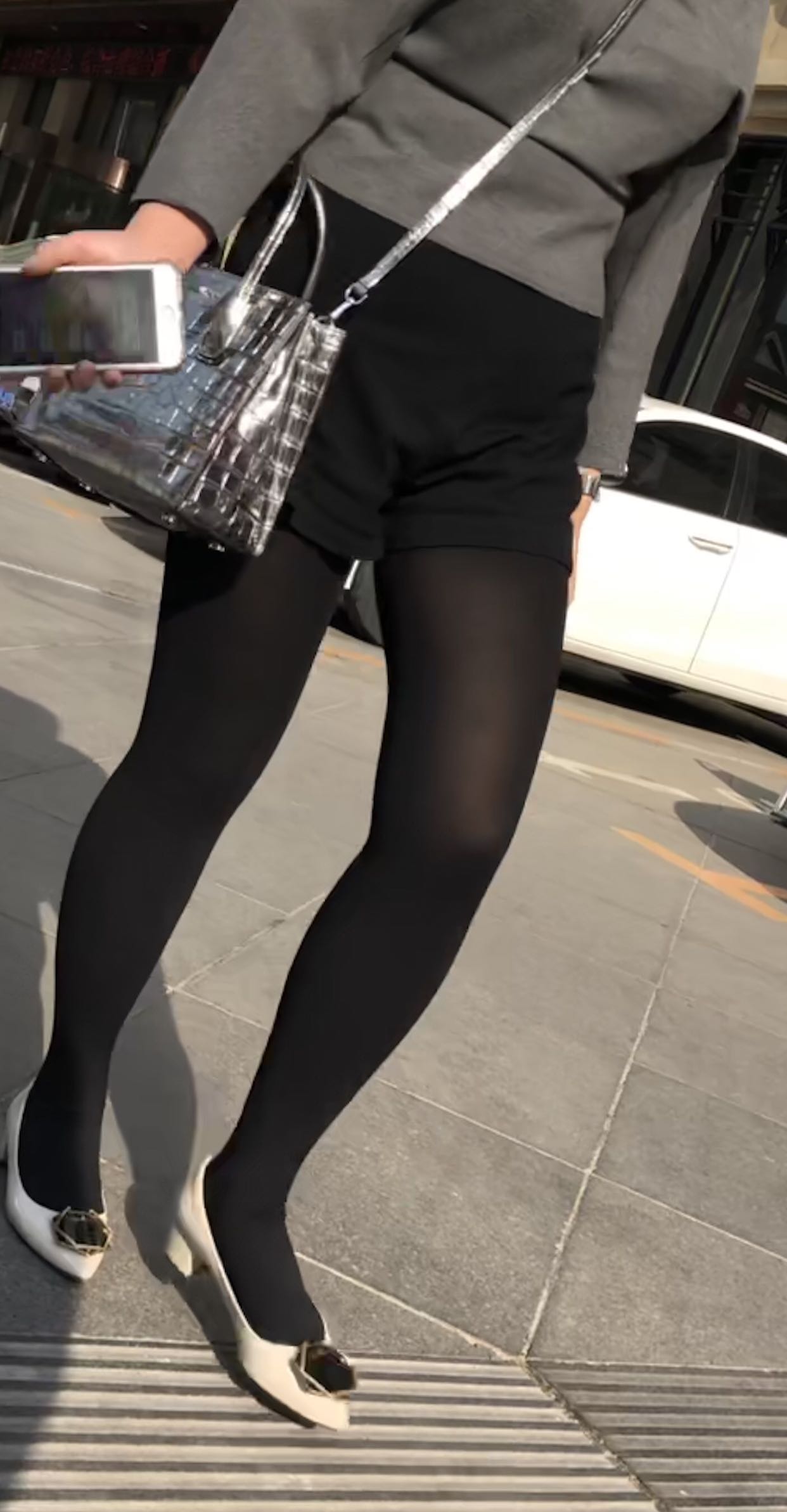 正在寻路的美腿女子-宽带山kds-宽带山社区-城市消费门户