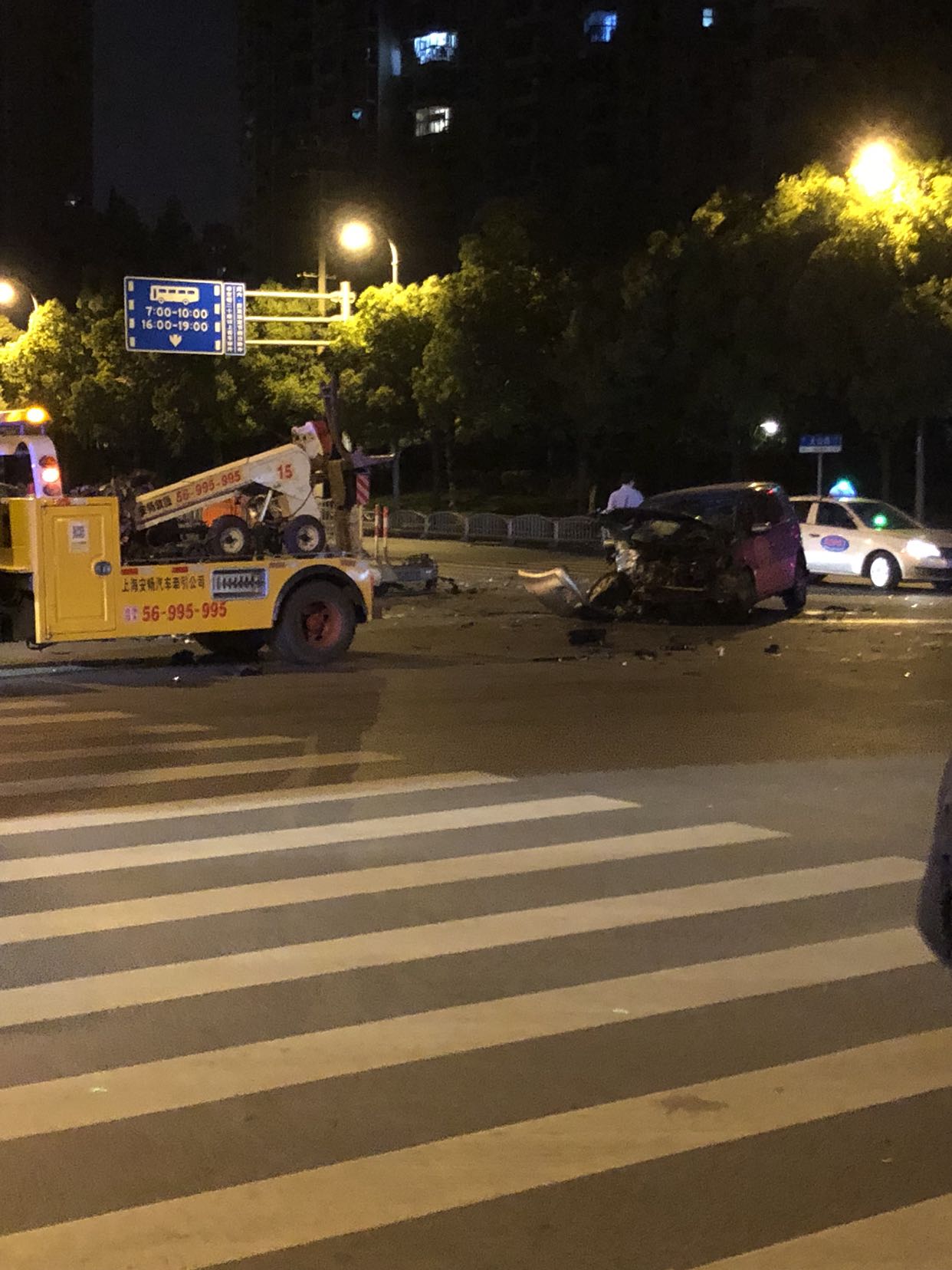 天山路水城路晚上十二点三车车祸