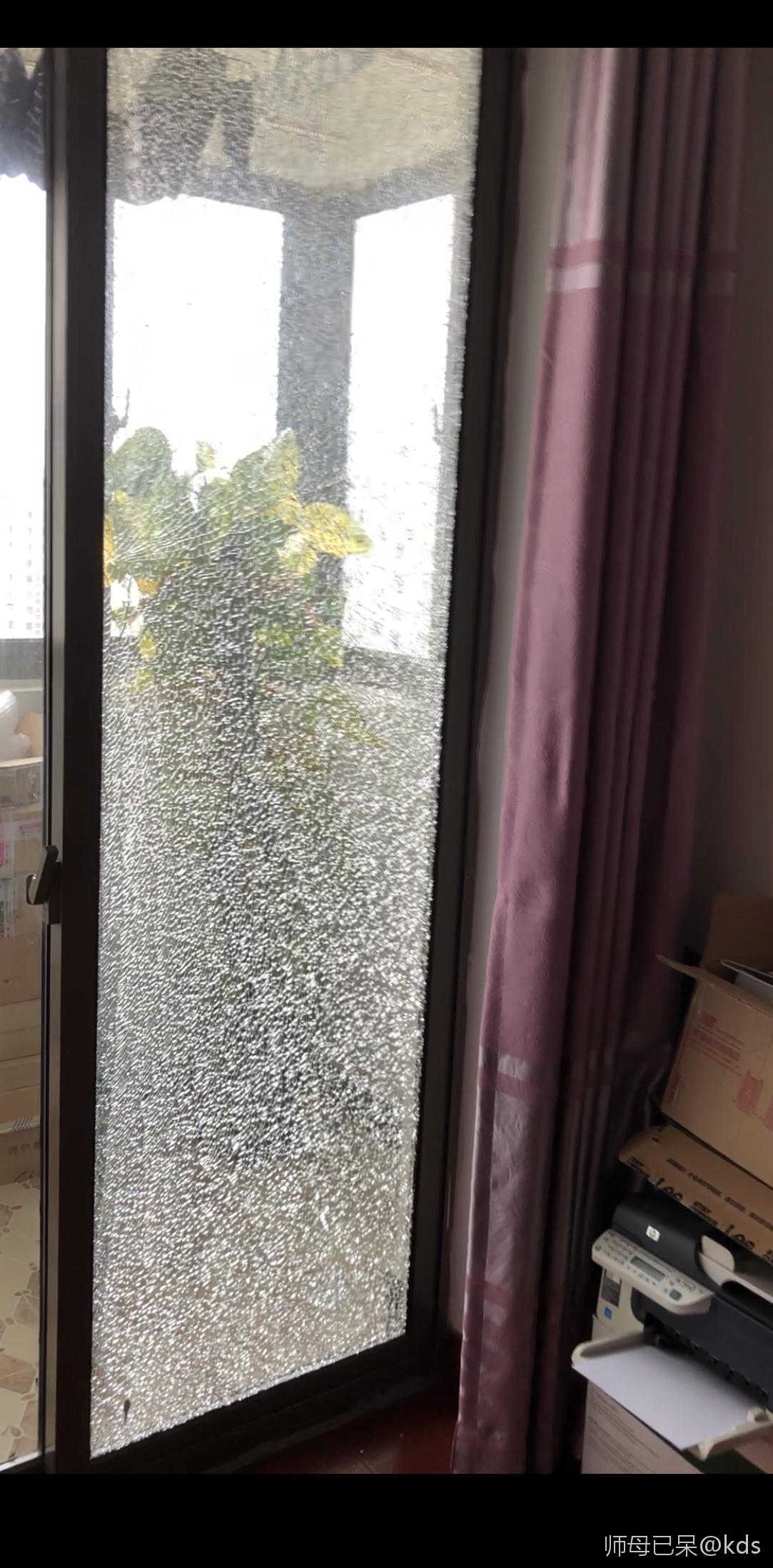 说不定真是天津组装货,哈哈哈,我客厅一个玻璃门,有