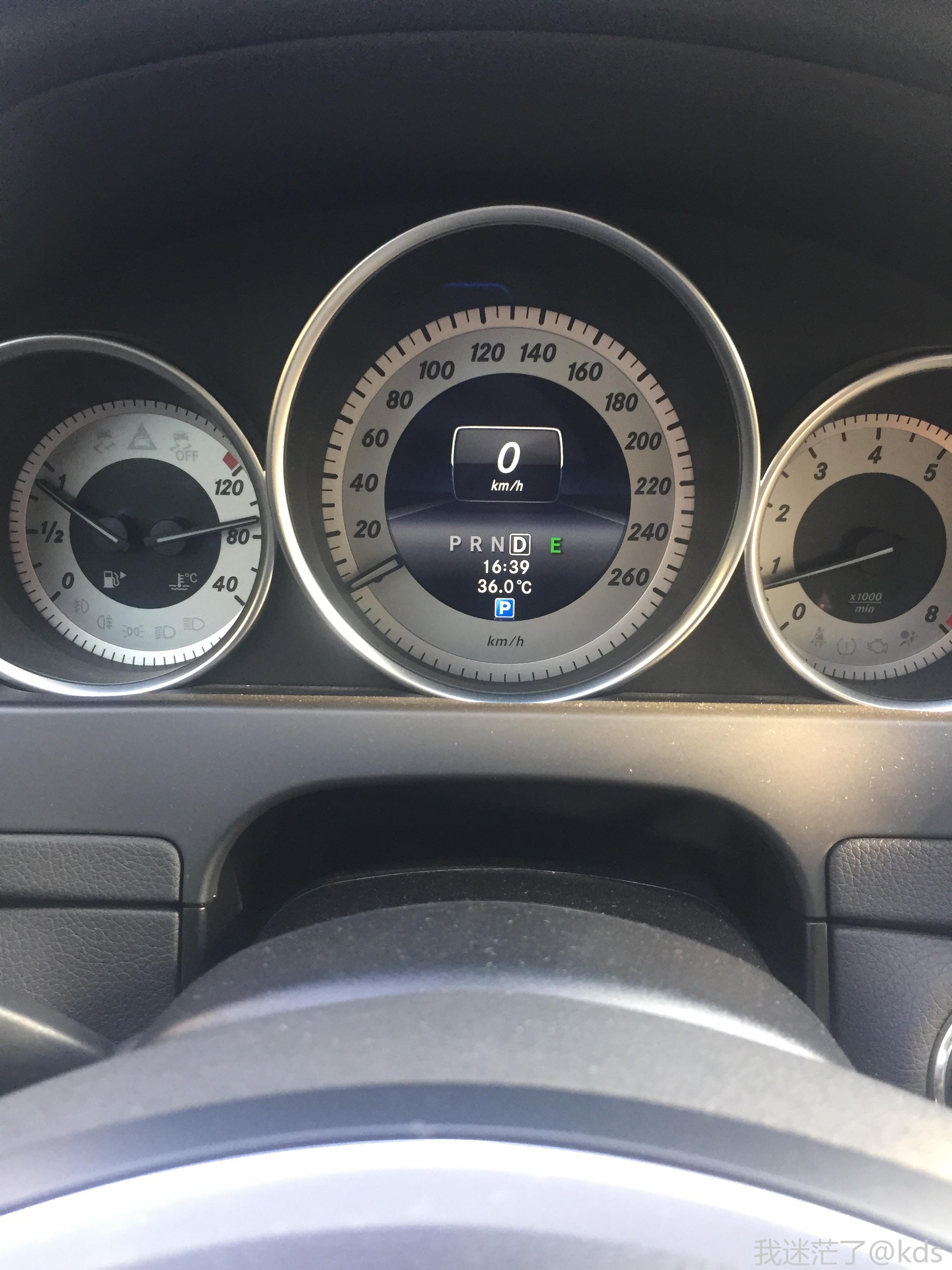 我车子停在棚子下面也有36度,我朋友车子上显示的温度