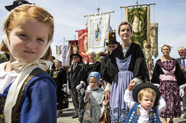 法国的主体民族法兰西人是日耳曼法兰克人和凯尔特高卢人的混血后裔.