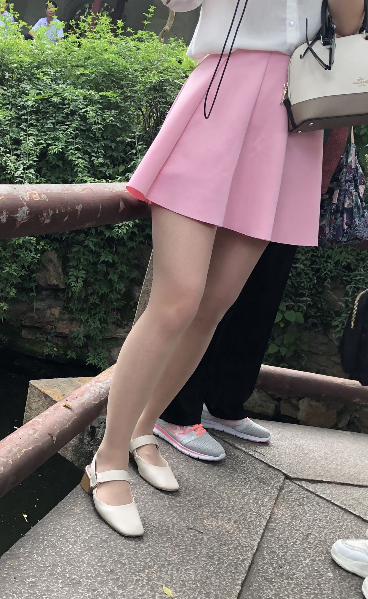 园林中漫步的小丝妹