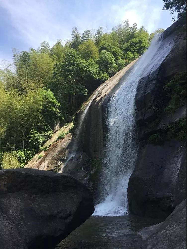 石樑飛瀑位於天台山國家級風景名勝區,是國家5a級景區.