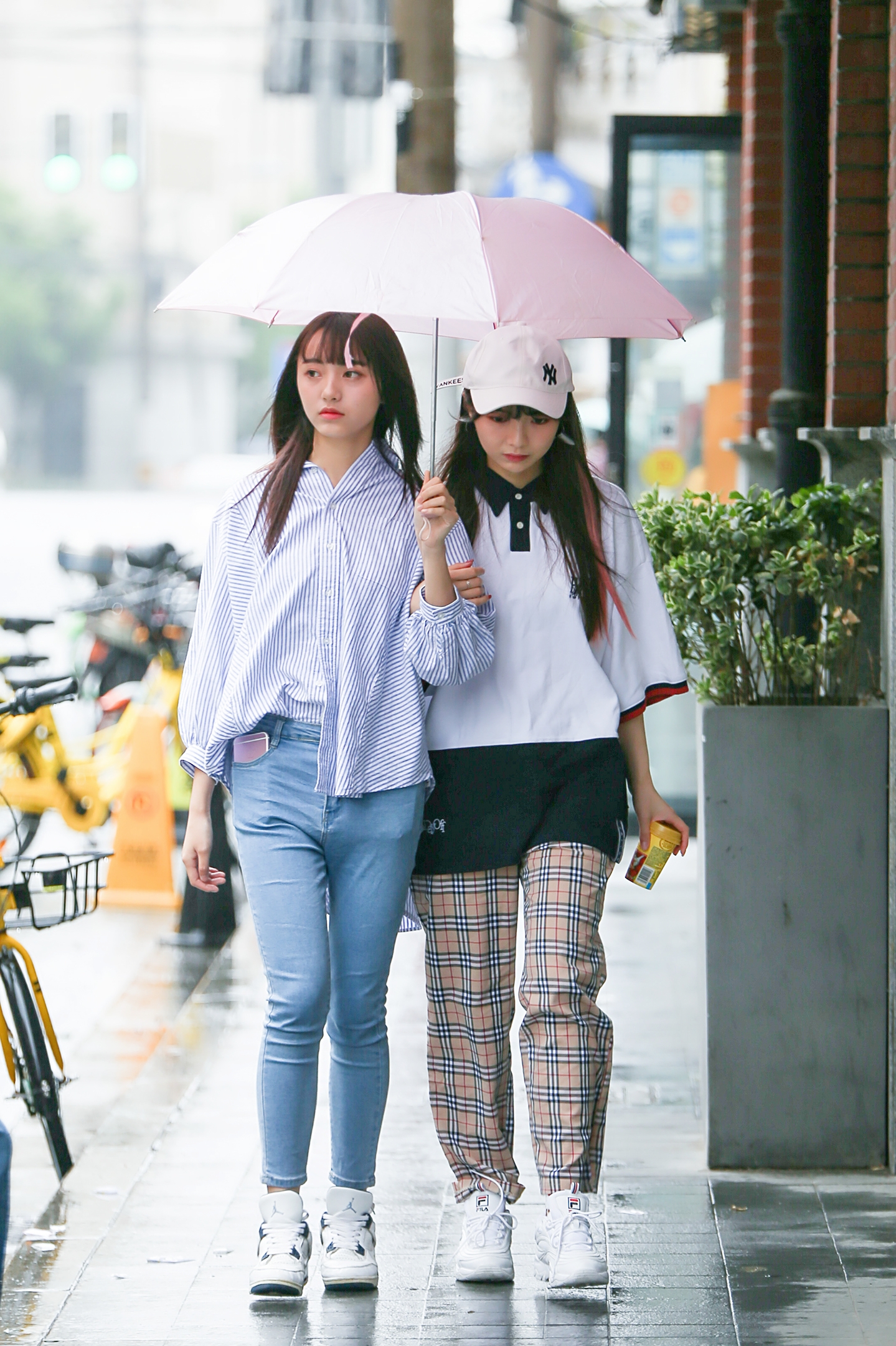 绵绵细雨上街沿打着伞的小姑娘