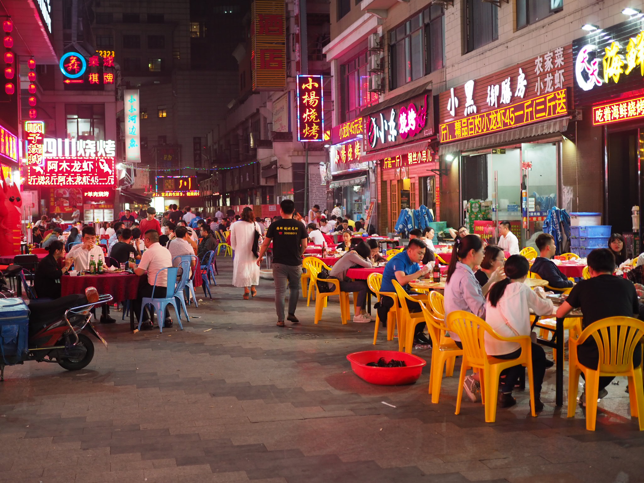 吃完饭,去松江后街看看