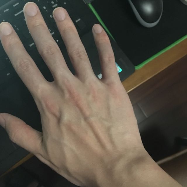 感觉我的手挺好看的,很多妹子都没我手美,就是左手小指短,有没有比我