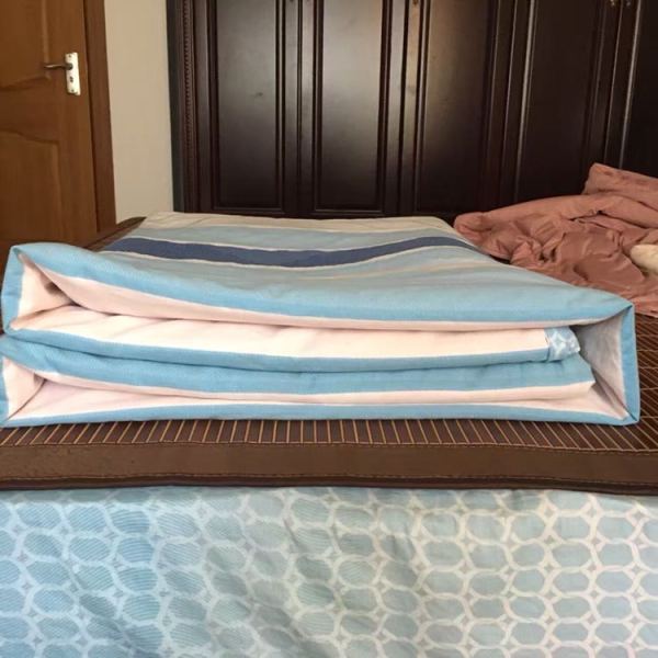 官兵为把被子叠出棱角偷偷沾水 上级叫停:都潮了